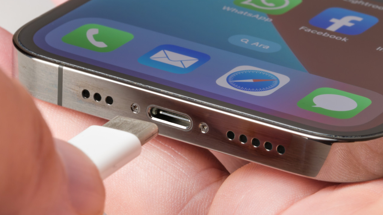 Telefonunuzu Şarjda Kullanmak Zararlı mı? Pil Ömrü Hakkındaki Büyük Yanılgı