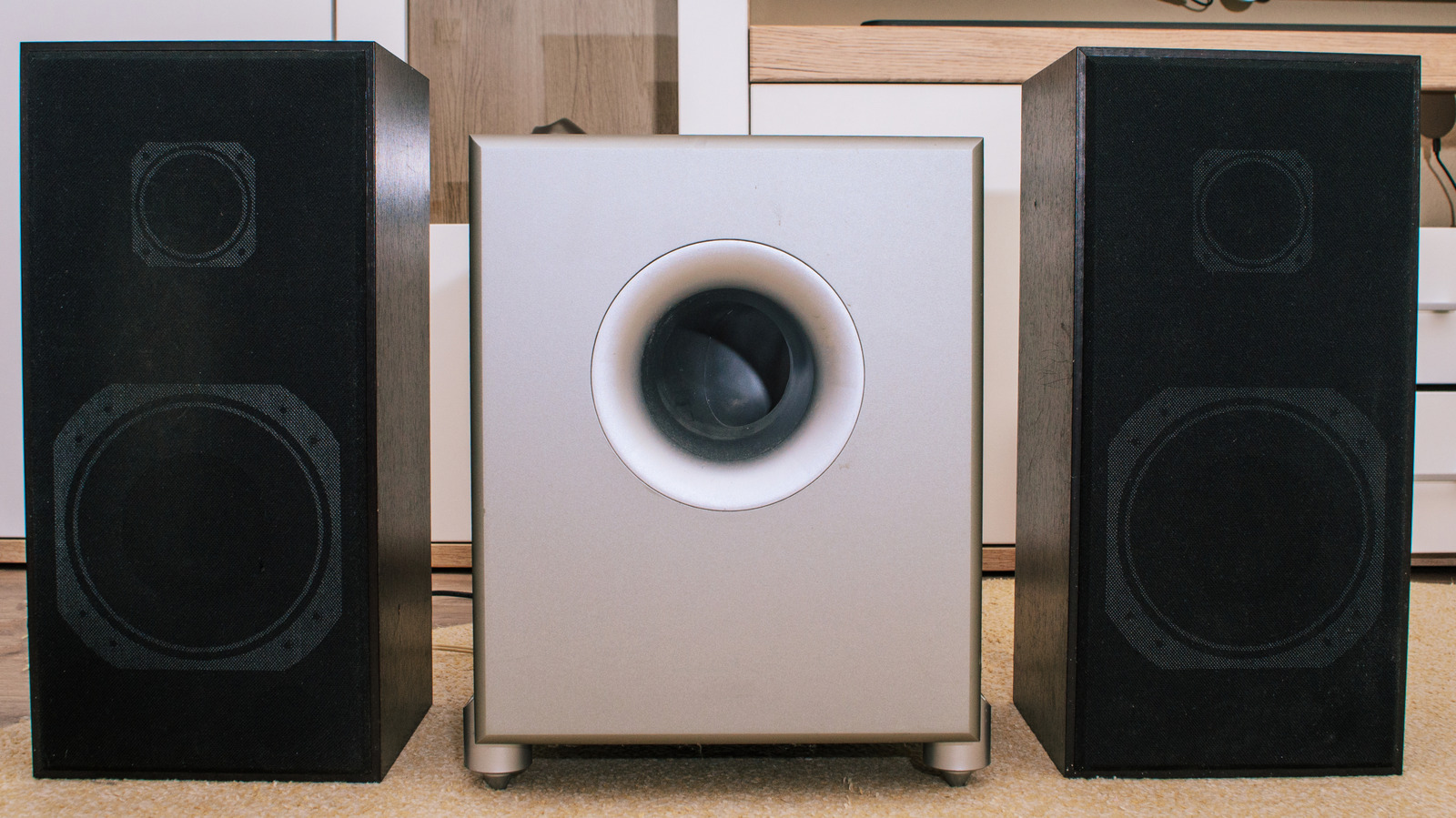 Subwoofer Yerleşimi: Yön Mü Önemli Yoksa Konum mu?