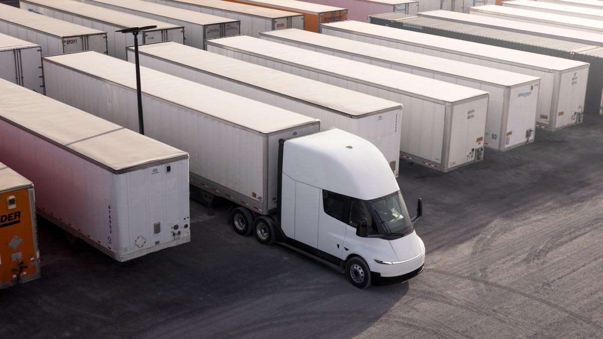 Lojistikte Büyük Hamle: Einride Filosuna 500 Tesla Semi Ekliyor