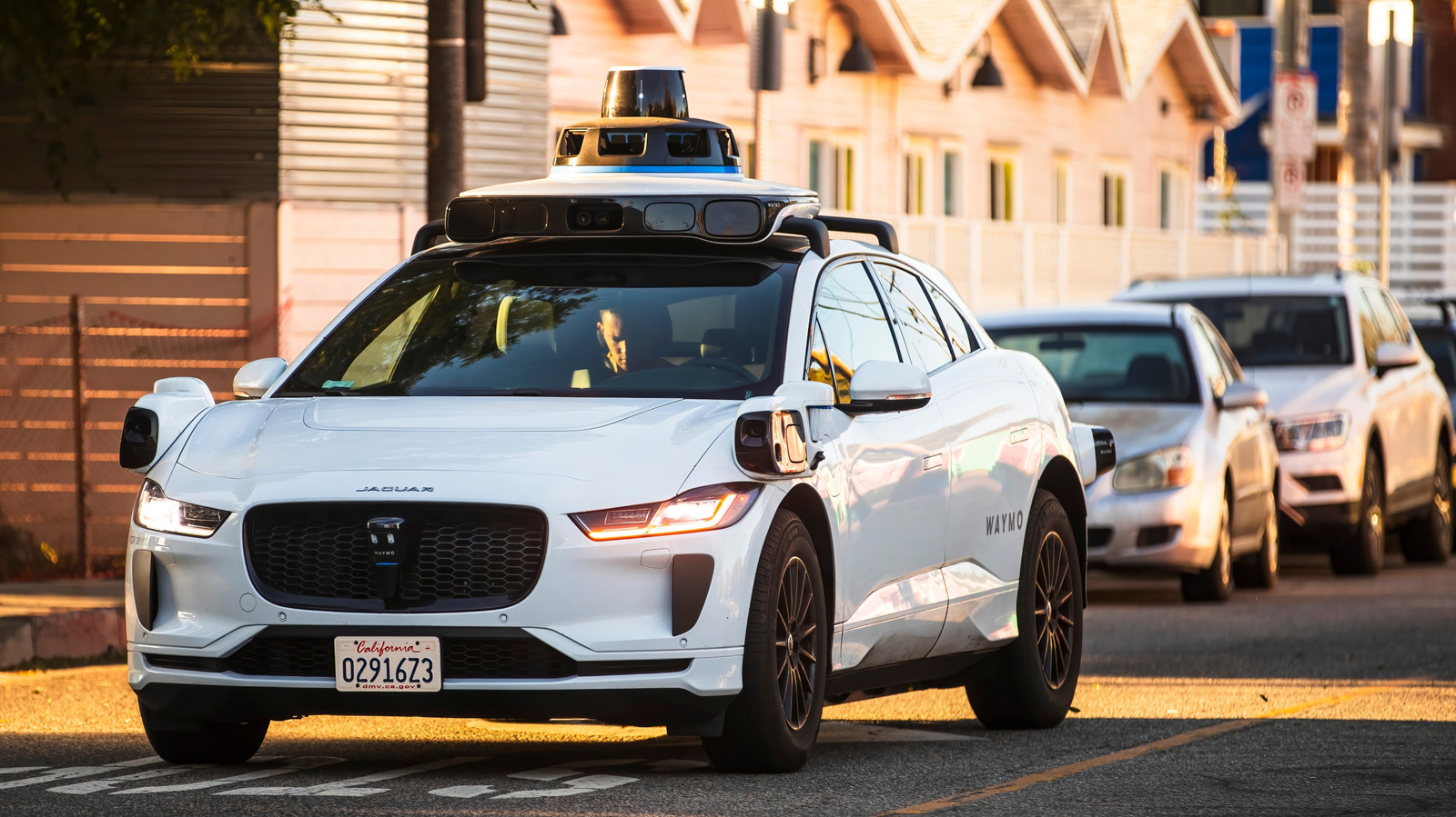 Waymo Seviye 4 İken Neden Hala Seviye 5 Değil? Otonom Sürüşte Sınırları Anlamak
