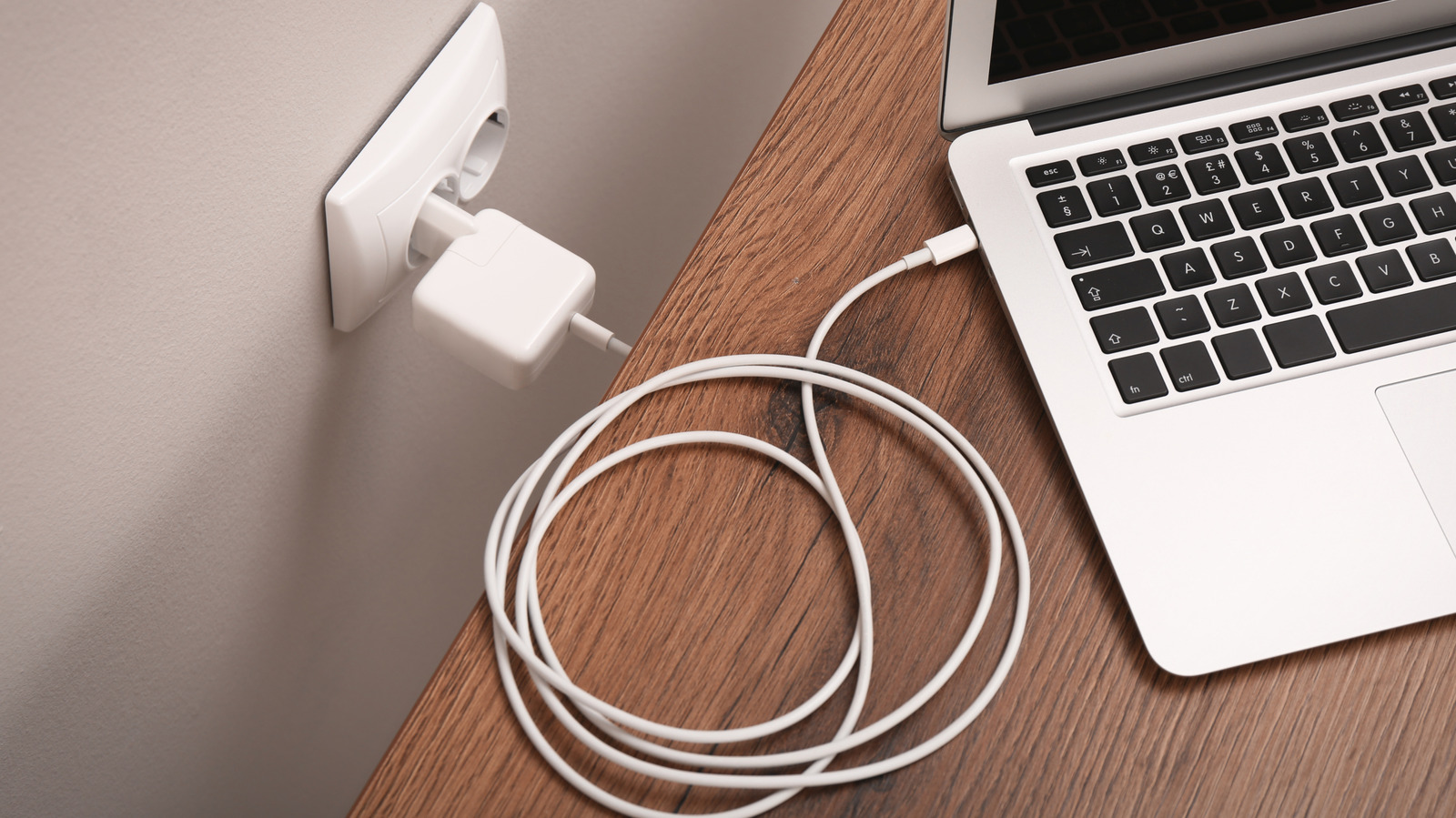 USB-C Laptop Şarj Aletiyle Telefon Şarj Etmek Güvenli mi? Bilmeniz Gerekenler