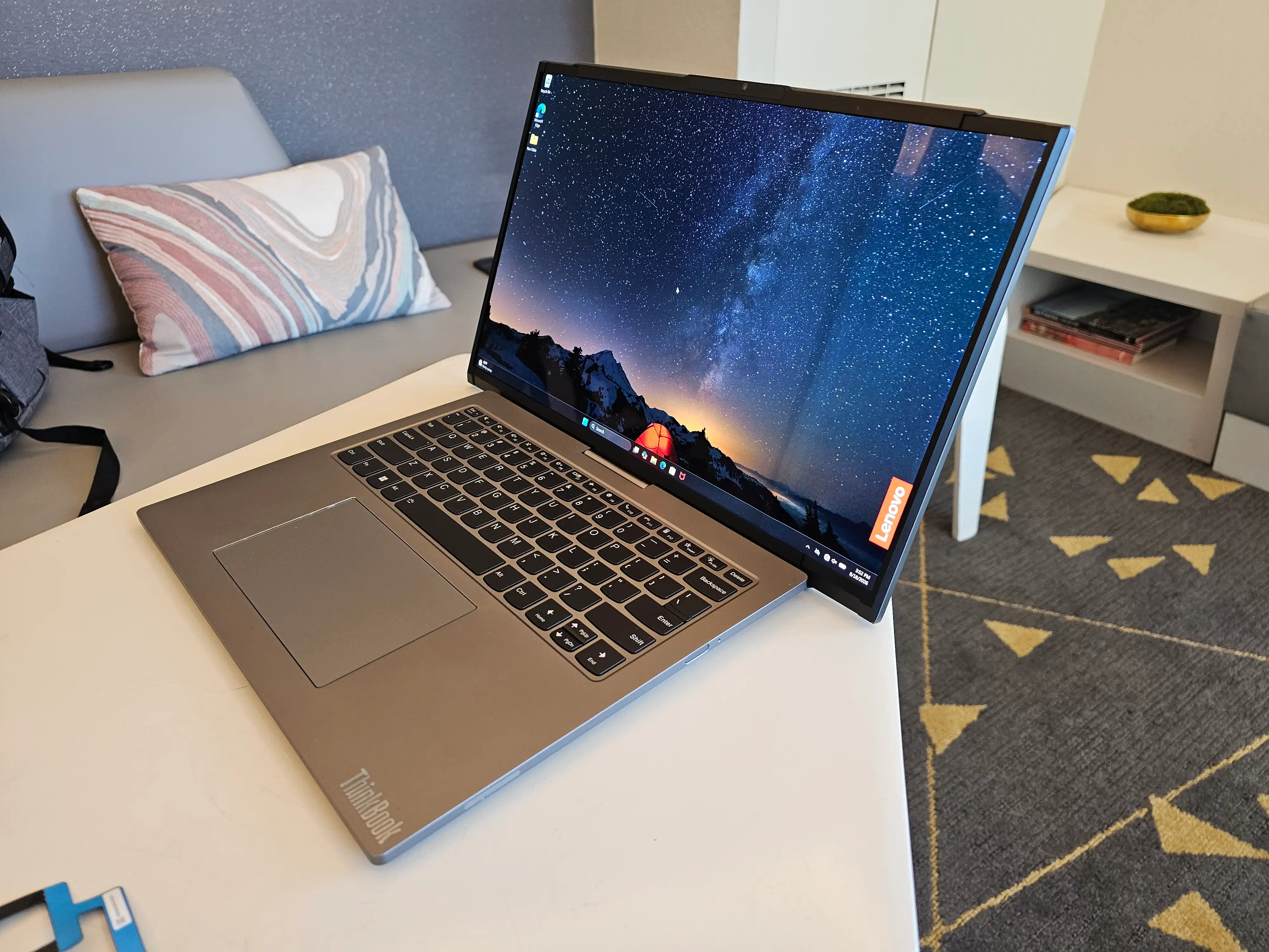 Lenovo’nun Yeni Prototipi Project Swan: Yatay Olarak Uzayan Devrimsel ThinkBook